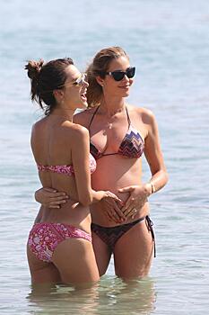 Алессандра Амбросио и беременная Ана Беатрис Баррос с мужем отдыхают в Греции