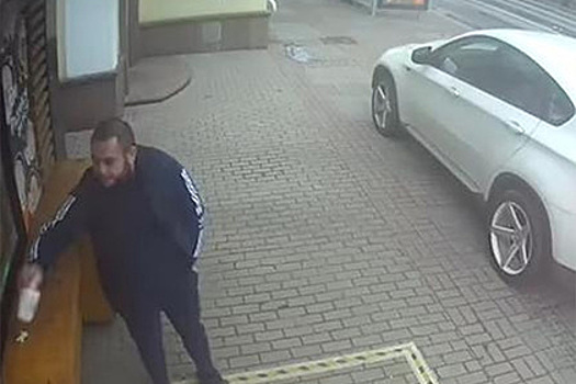 Россиянин на BMW заехал на тротуар, украл с прилавка антисептик и попал на видео
