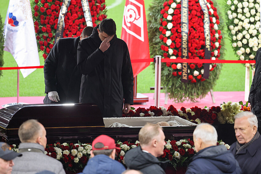 На церемонии прощания с олимпийским чемпионом 1956 года и лучшим бомбардиром московского «Спартака» Никитой Симоняном на стадионе «Лукойл Арена» в Москве, 27 ноября 2025 года