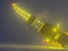 Крупнейшая в мире буровая вышка рухнула и загорелась при транспортировке