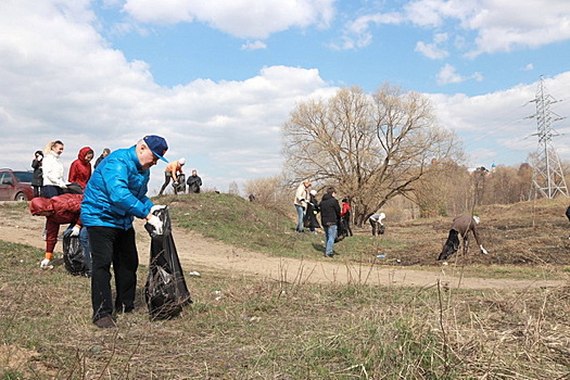 Сотрудники гордумы очистили от мусора набережную Яченки