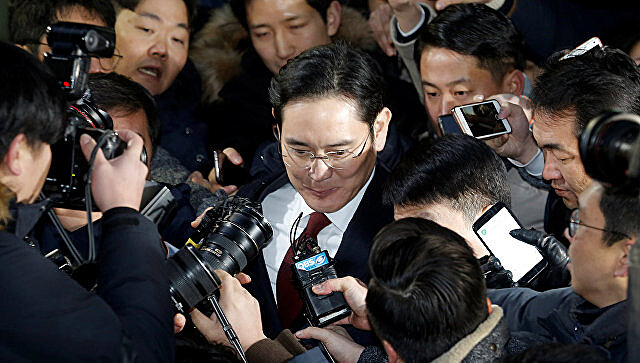 Суд приговорил главу Samsung к пяти годам тюрьмы