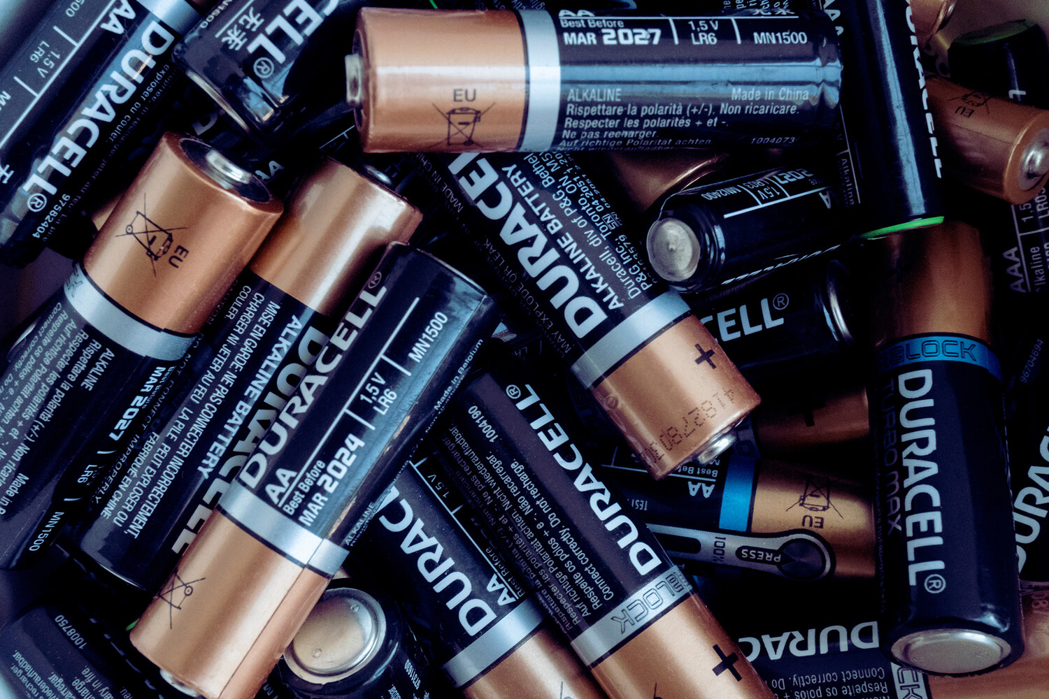 Россиянам рассказали, можно ли пользоваться батарейками после истечения срока годности