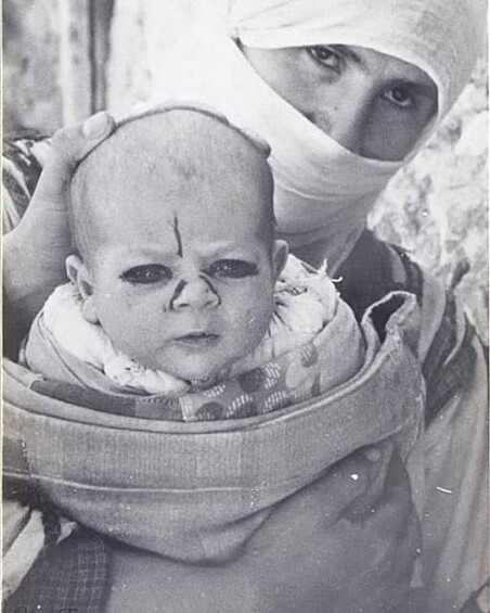 Защита младенца от злых духов, Турция, 1937 год.