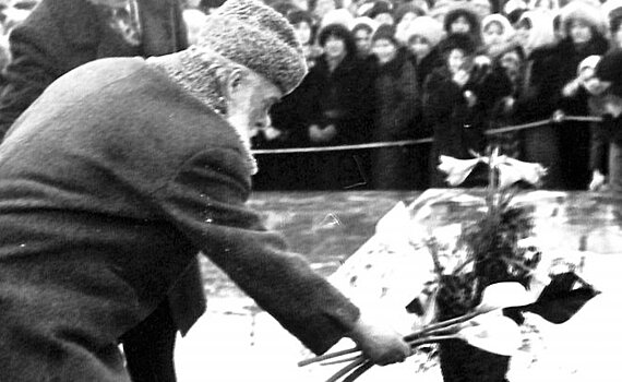 Фотомарафон "100-летие ТАССР": скульптор А.П.Кибальников открывает памятник Ленину в Елабуге, 1980 год