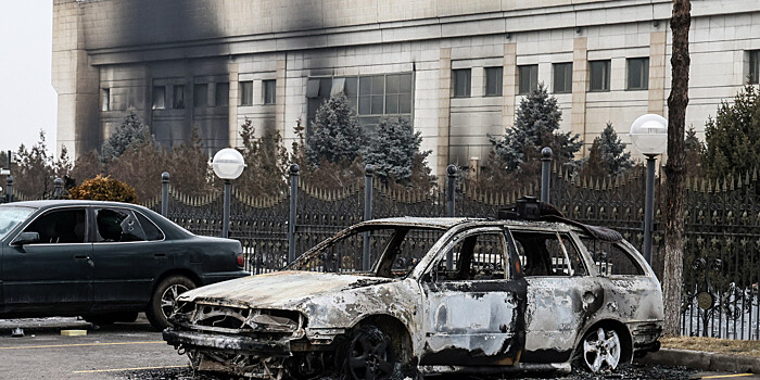 «Скорая», КамАЗ и внедорожник: в Алматы во время беспорядков пострадали порядка 140 авто