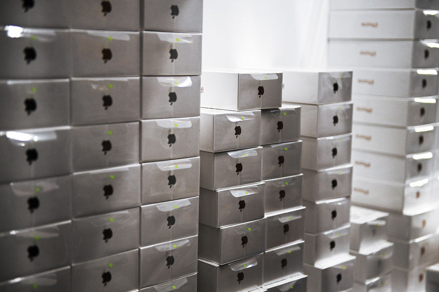 Сотрудник аэропорта Толмачево при разгрузке рейса украл два iPhone на подарок к 8 Марта