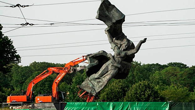 Здравый смысл умер: как Европа-русофоб уничтожает памятники советским воинам