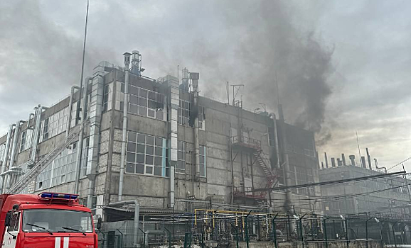 Роспотребнадзор проверяет воздух из-за пожара на химзаводе в Дзержинске