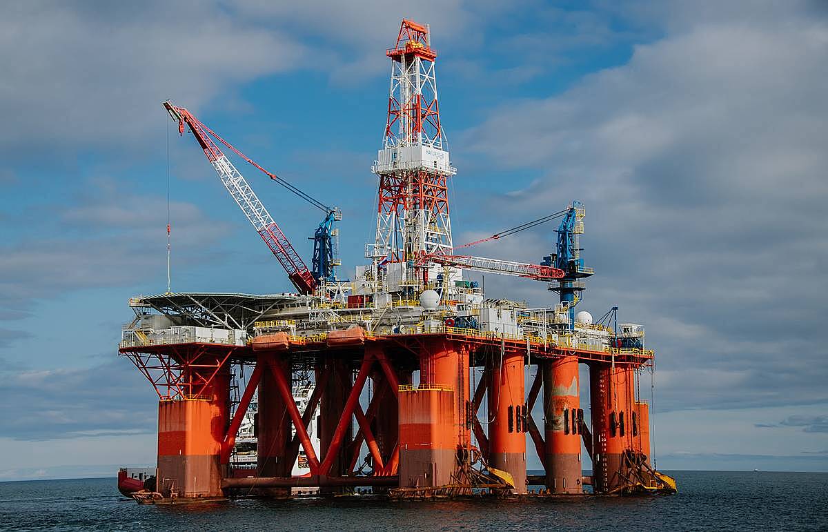 Новое морское месторождение углеводородного сырья. Месторождение шарденис. Бурение и добыча нефти на морском шельфе. Новопортовское месторождение ямал. Нефть шельф сахалина.