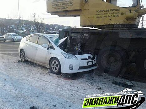 В Приморье автокран «раздавил» легковушку