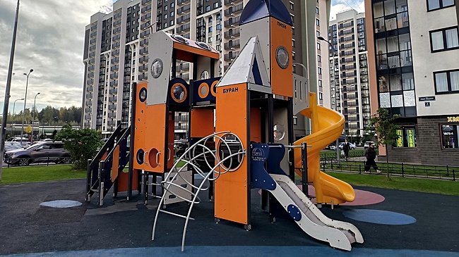 Почти тысячу детских площадок Подмосковья обновят до конца 2025-го