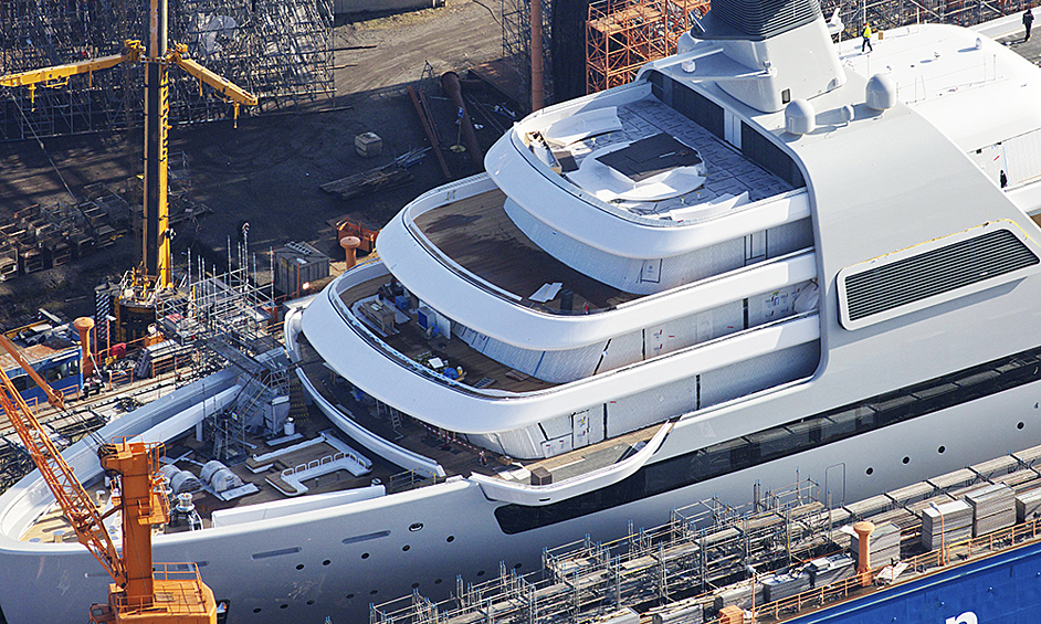 Российский миллиардер Роман Абрамович строит новую яхту. Снимки 145-метрового судна Solaris появились в сети. 