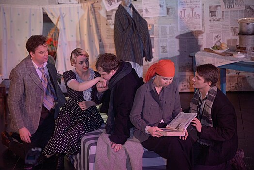 Молодожены