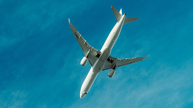 Неизвестный атаковал лазером самолет при посадке в Сургуте