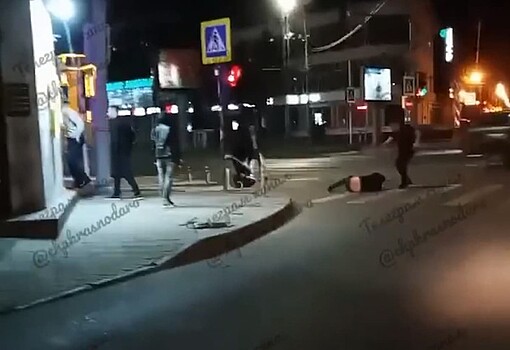 Пятеро мужчин сошлись в драке возле бара в Краснодаре