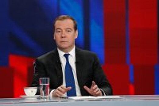 Медведев пошутил про Харламова в ответ на вопрос Батрутдинова