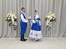 Церемонию бракосочетания в русском народном стиле провели сотрудники ЗАГС в рамках фестиваля национальных свадеб