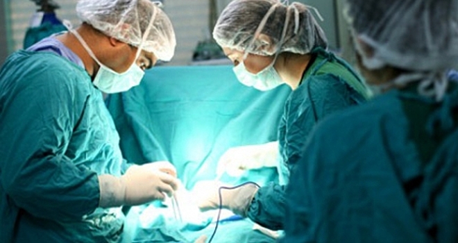 Новосибирские врачи провели уникальную операцию на брюшной аорте с помощью робота