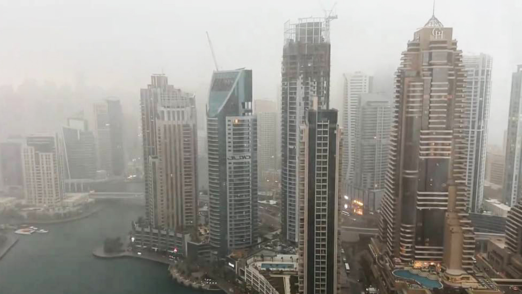 В Дубае яхты сдувает в море из-за сильных дождей и ветра