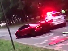 Малиновый нарушитель: супер-кар обогнул машину ГИБДД, чтобы не общаться с полицейскими