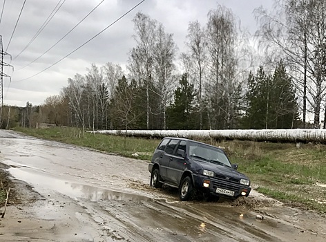 Дорога между Академгородком и посёлком Кирова утонула в грязи: дети ходят в школу по теплотрассе