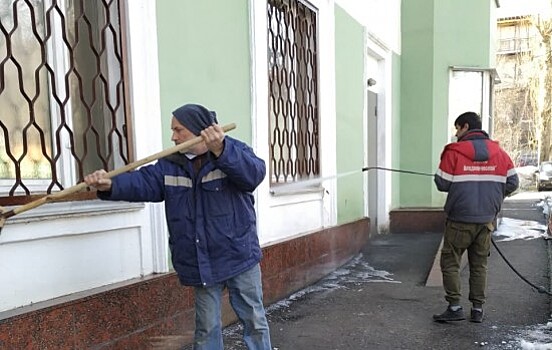 Сотрудники Жилищника промыли  фасады и знаки жилых домов