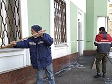 Сотрудники Жилищника промыли  фасады и знаки жилых домов
