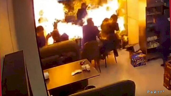 Газовый взрыв попал на видео в китайской закусочной