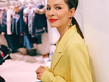 «Такую женщину на руках носить»: Елена Подкаминская очаровала сеть солнечным костюмом