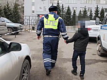 В Омске инспекторы ДПС разыскали и вернули бабушке потерявшегося на улице 10-летнего внука