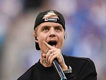 Рэпер Pharaoh пнул кроссовок и попал им в лицо фанатке