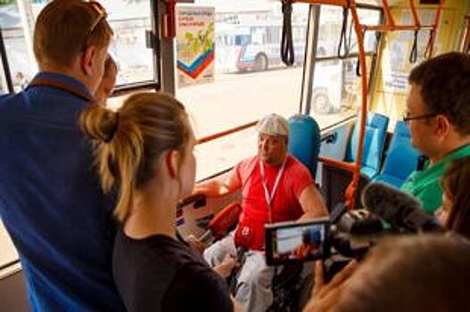 Красноярец на инвалидной коляске провел инструктаж для экипажей троллейбуса