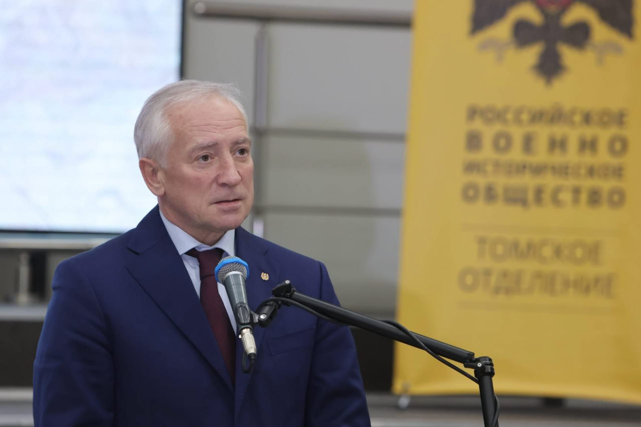 Губернатор Томской области Владимир Мазур принял участие в презентации сборника стихов о женщинах-волонтерах «Где тыл — там сердце, где фронт…