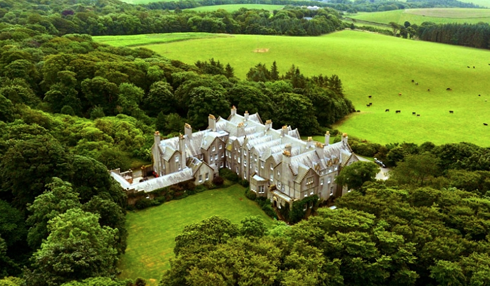 Замок Dunskey Castle в Шотландии. Вмещает в себя более 20 гостей. Замок обойдется примерно в 87 тысяч рублей за ночь. Минимальное количество ночей - 3