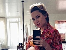 Скоро в роддом! Кейт Хадсон с гигантским беременным животом и в распахнутом халате позирует у пилона