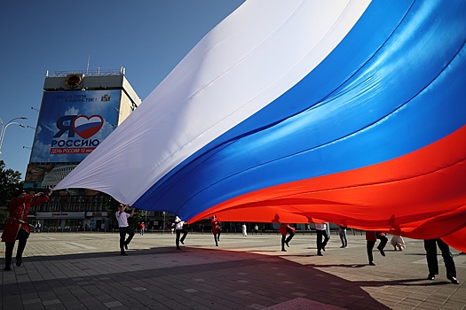Как в России празднуют День Государственного флага