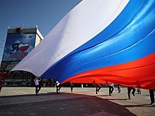 Как в России празднуют День Государственного флага
