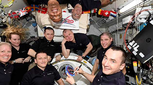 Российские космонавты успешно вернулись в Казахстан