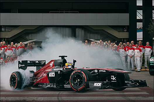 Машина Alfa Romeo F1 проехала по дорогам Италии