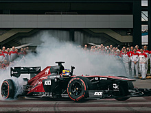 Машина Alfa Romeo F1 проехала по дорогам Италии