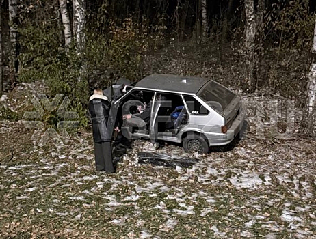 Молодой водитель слетел с дороги в Кемерове