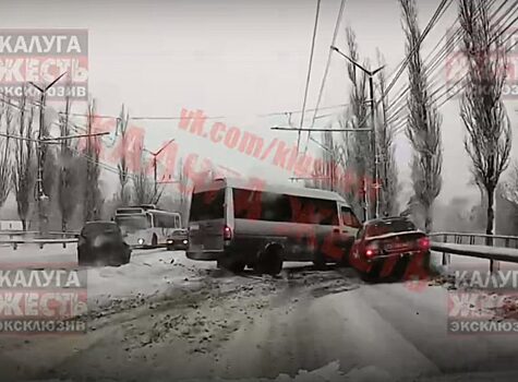 Тройное ДТП на путепроводе попало на видео