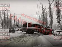 Тройное ДТП на путепроводе попало на видео