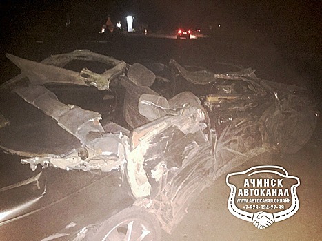 Водитель легковушки скончался после столкновения с фурой в Красноярском крае