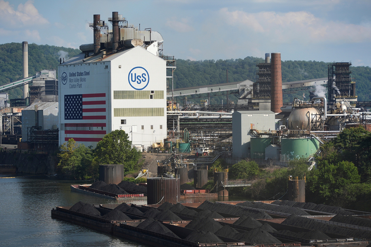 Два человека погибли в результате мощного взрыва на сталелитейном заводе в США