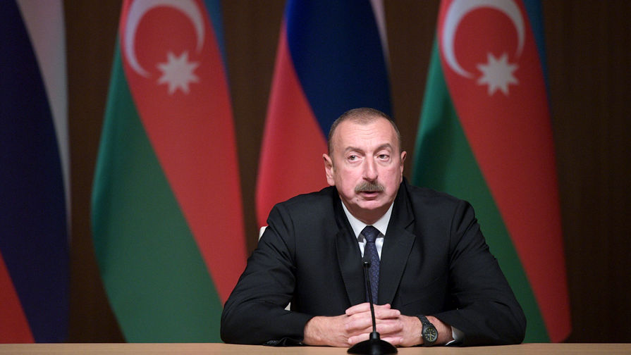 Алиев заявил о желании переселить в Карабах сотни тысяч бывших азербайджанских беженцев