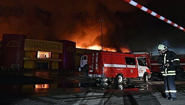 МЧС увеличивает группировку по тушению пожара в ТЦ "Синдика"