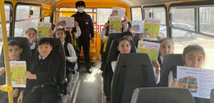 Юные инспекторы движения в Кабардино-Балкарии проводят для сверстников мобильные экскурсии по ПДД  в школьных автобусах