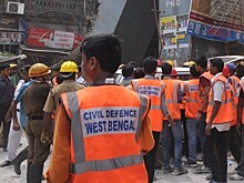 В Индии на месте обрушения двух зданий работают спасатели